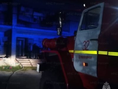 В селе Калужской области горела входная дверь