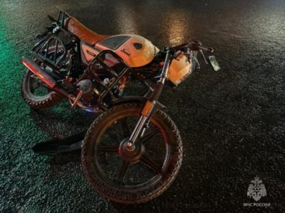 В Калуге легковой автомобиль столкнулся с мопедом