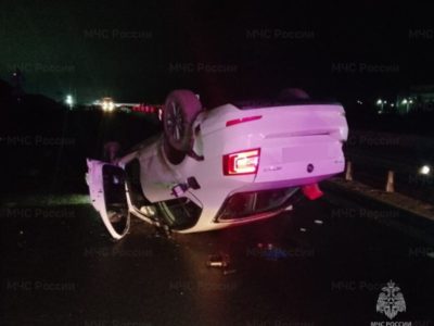 Легковой автомобиль опрокинулся на проезжей части