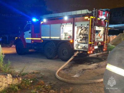 Бытовая постройка загорелась ночью в Боровском районе