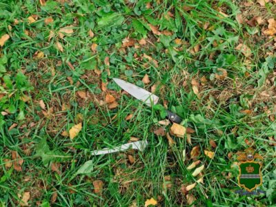 Мужчина бросился на полицейских с ножами