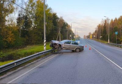 Skoda запрыгнула на отбойник после ДТП на трассе А130