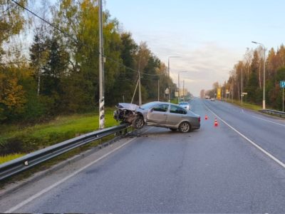Skoda запрыгнула на отбойник после ДТП на трассе А130