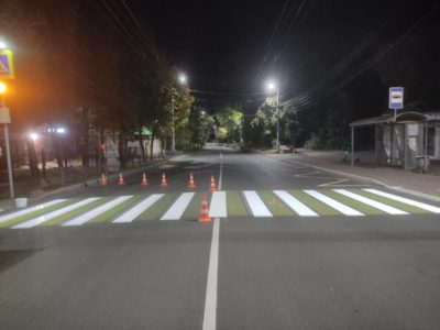В Калуге наносят желто-белую «зебру»