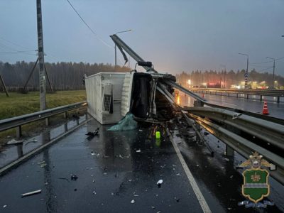 Стальной отбойник проткнул грузовик на трассе М3 «Украина»