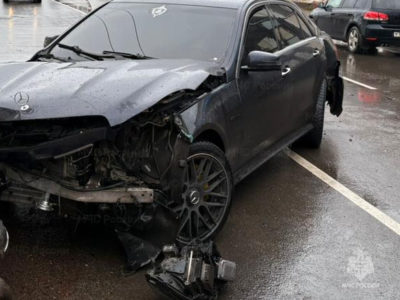 23-летний калужанин попал под колеса машины на тротуаре