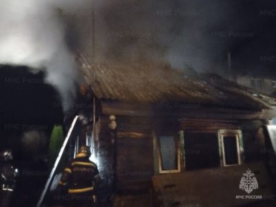 В деревне под Калугой загорелся жилой дом