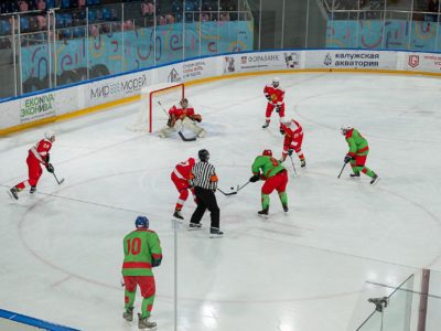 Калужские чиновники сразились на льду с росгвардейцами Калужские чиновники сразились на льду с росгвардейцами