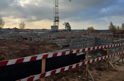 Строители школы в пригороде Калуги приступили к возведению стен