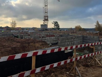 Строители школы в пригороде Калуги приступили к возведению стен