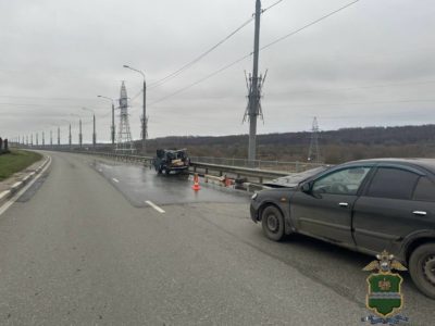 Два человека получили травмы в ДТП на дамбе Яченского водохранилища