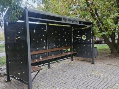 В Калуге смонтировали 11 «космических» остановочных павильонов