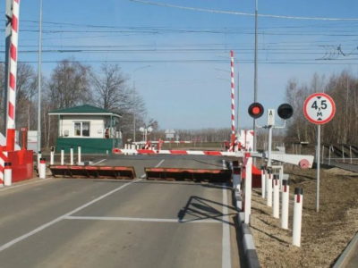 Водителям напомнили правила проезда железнодорожных переездов Водителям напомнили правила проезда железнодорожных переездов