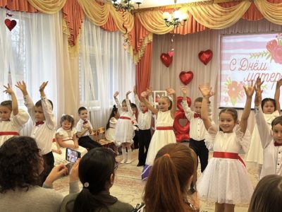 Калужские школьники и детсадовцы поздравили своих мам