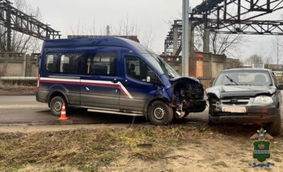 Почтовый фургон попал в ДТП в Калуге