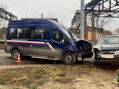 Почтовый фургон попал в ДТП в Калуге