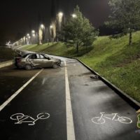 Lada Granta свалилась на велодорожку набережной Яченки