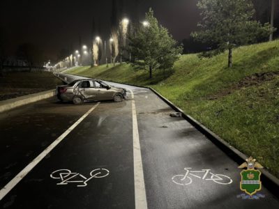 Lada Granta свалилась на велодорожку набережной Яченки Lada Granta свалилась на велодорожку набережной Яченки