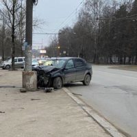 Renault врезался в фонарный столб и загорелся Renault врезался в фонарный столб и загорелся