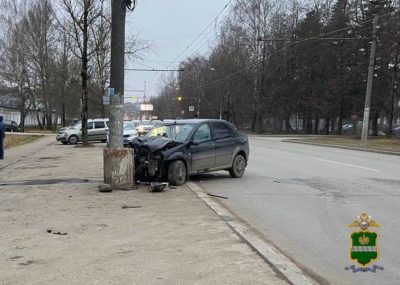 Renault врезался в фонарный столб и загорелся