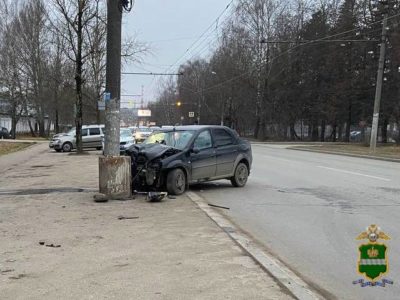 Renault врезался в фонарный столб и загорелся Renault врезался в фонарный столб и загорелся