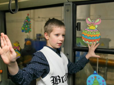 Дети украсили калужский троллейбус к Новому году Дети украсили калужский троллейбус к Новому году