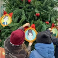 В Калуге прошла акция «Наряжаем елку вместе» В Калуге прошла акция «Наряжаем елку вместе»