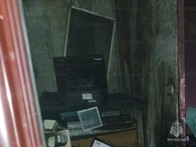 Тринадцать спасателей тушили комнату в Калуге Тринадцать спасателей тушили комнату в Калуге