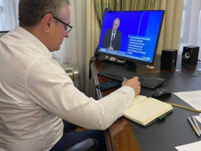 Градоначальник Калуги Дмитрий Денисов смотрит «Итоги года» с Владимиром Путиным