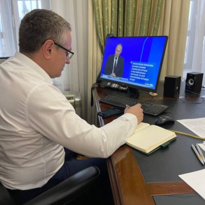 Градоначальник Калуги Дмитрий Денисов смотрит «Итоги года» с Владимиром Путиным