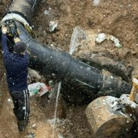 Отремонтированный водовод прорвало