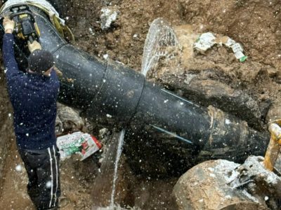 Отремонтированный водовод прорвало
