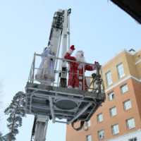 Спасатели-супергерои спустились с крыши к окнам калужской детской больницы