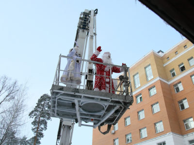 Спасатели-супергерои спустились с крыши к окнам калужской детской больницы
