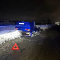 Mitsubishi врезался в ограждение и перевернулся на трассе М3