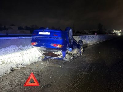 Mitsubishi врезался в ограждение и перевернулся на трассе М3