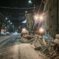 Улицы Калуги убирают в усиленном режиме после предновогоднего снегопада