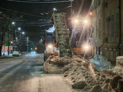 Улицы Калуги убирают в усиленном режиме после предновогоднего снегопада