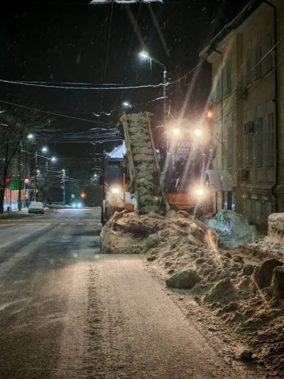 Улицы Калуги убирают в усиленном режиме после предновогоднего снегопада
