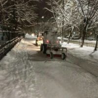 Улицы Калуги продолжают убирать от снега 