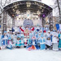 Снегурочки устроили сказочный парад в калужском парке