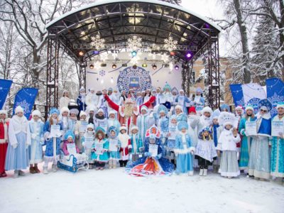 Снегурочки устроили сказочный парад в калужском парке