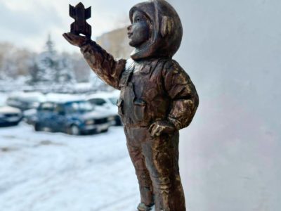 В Калугу приземлился еще один космонавтик