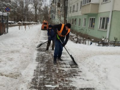 Улицы Калуги убирают от снега без выходных