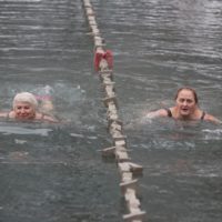 Калужские моржи устроили рождественский заплыв