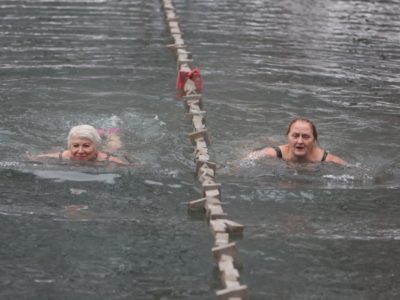 Калужские моржи устроили рождественский заплыв