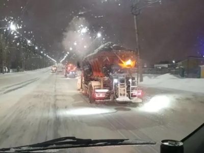 Городские службы продолжают очищать город от снега