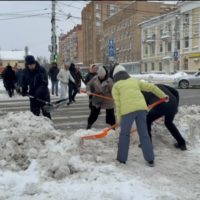 Сотрудники Управления городского хозяйства помогают очищать улицы от снега