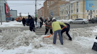 Сотрудники Управления городского хозяйства помогают очищать улицы от снега