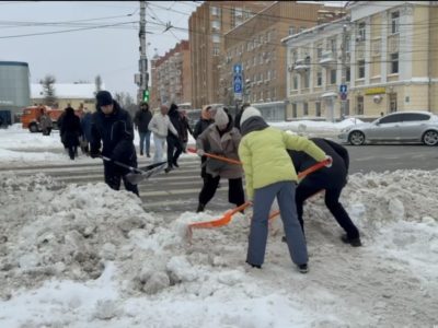 Сотрудники Управления городского хозяйства помогают очищать улицы от снега